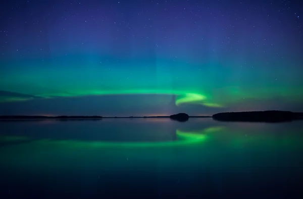 Luzes do norte sobre lago calmo — Fotografia de Stock