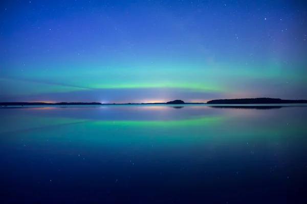 Північне сяйво над спокійним озером — стокове фото
