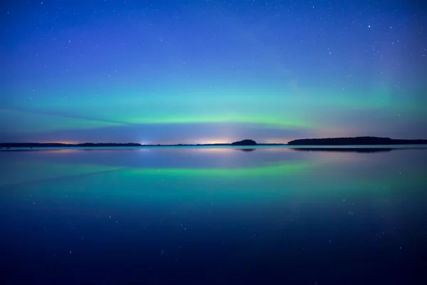 Norrsken över lugn lake — Stockfoto