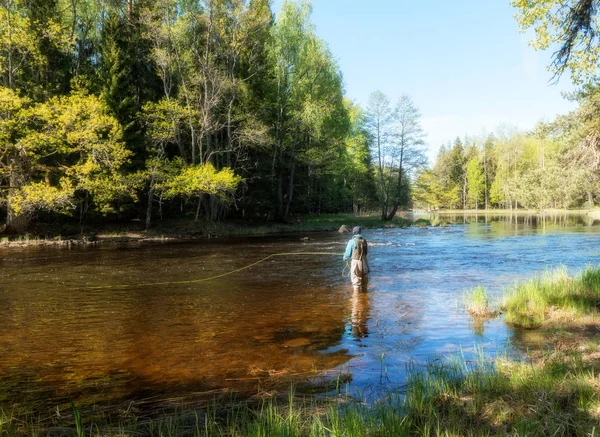 Pescatore in un fiume — Foto Stock