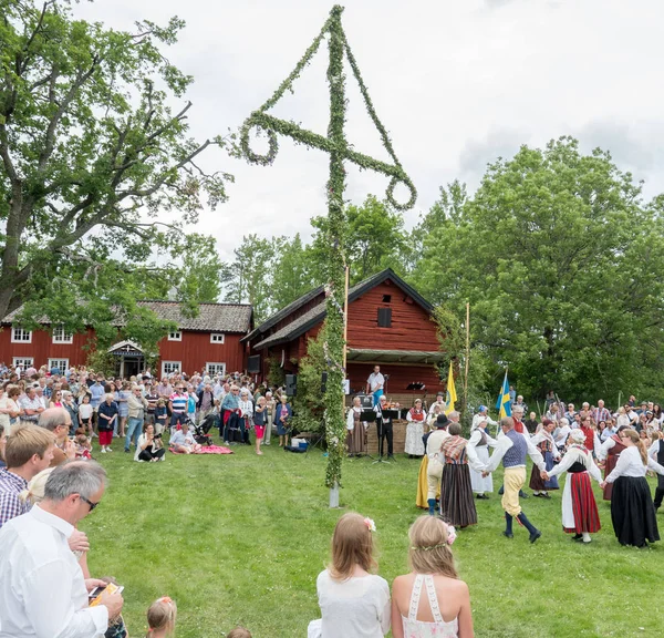 Menschen im Hochsommer — Stockfoto