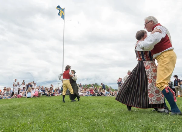 Människor i midsommar händelse — Stockfoto