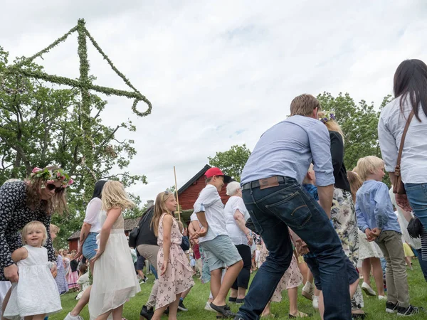 Människor i midsommar händelse — Stockfoto