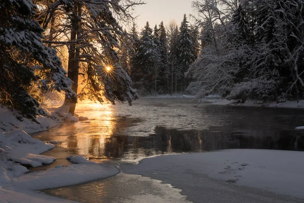 Rzeka w zimie — Zdjęcie stockowe
