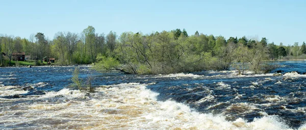Flod på våren — Stockfoto