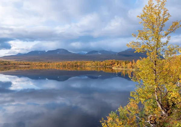 Гора осенью — стоковое фото