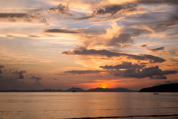 Tropikalny zachód słońca na plaży. Ao-Nang. Krabi. — Zdjęcie stockowe