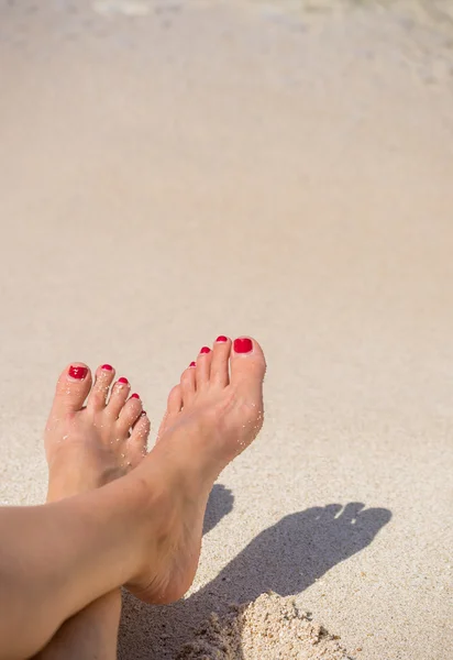 Vrouw voeten close-up van meisje ontspannen op het strand — Stockfoto