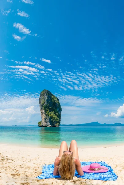 在泰国海滩上的女人 — 图库照片