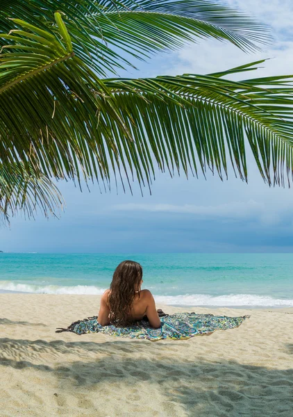 Kvinna på stranden i thailand — Stockfoto