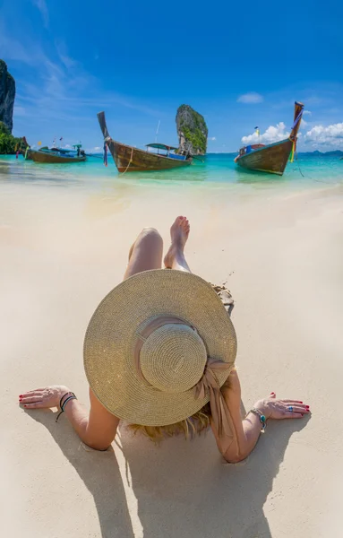 Mujer en la playa en Tailandia — Foto de Stock