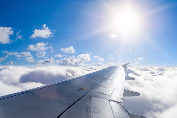 Wing of an airplane above the clouds — Stock Photo, Image