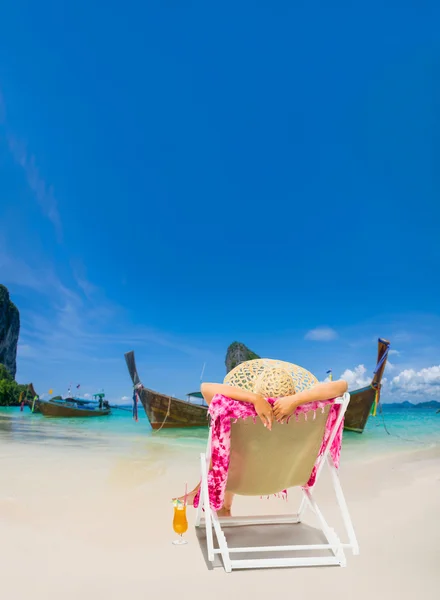 Donna su una sedia a sdraio in spiaggia — Foto Stock