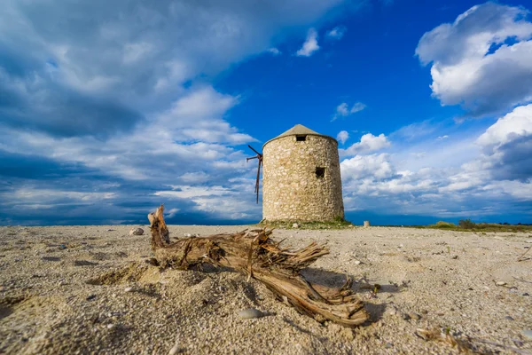 老风车 ai gyra 海滩，莱夫卡达 — 图库照片