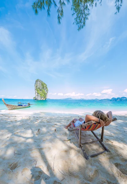 Kvinna på stranden i thailand — Stockfoto