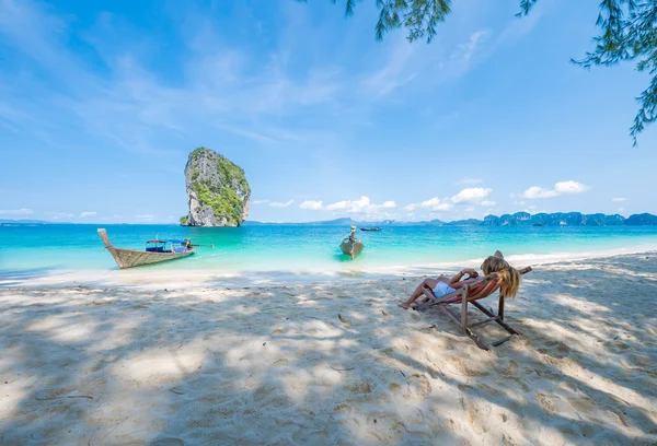 Kvinna på stranden i thailand — Stockfoto