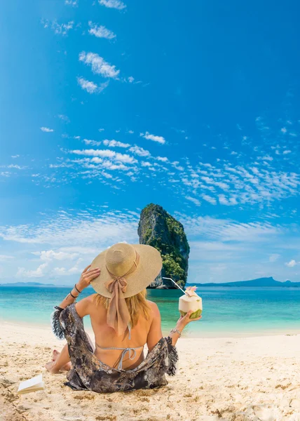 Kvinna på stranden i thailand — Stockfoto