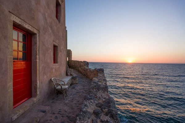 The beautiful Byzantine castle town of Monemvasia in Laconia at — Stock Photo, Image