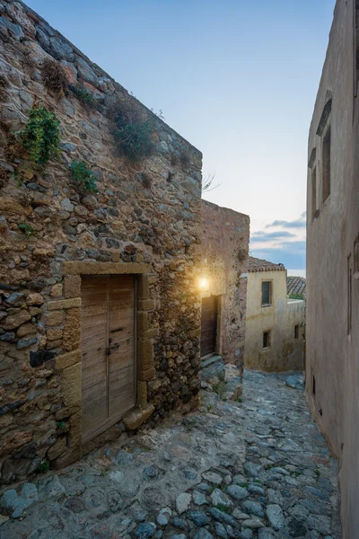 La bella città castello bizantino di Monemvasia in Laconia a — Foto Stock