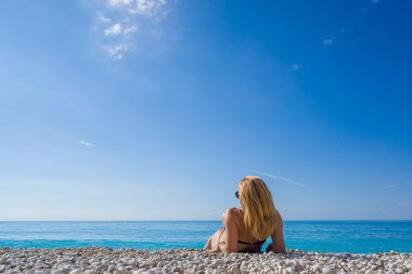 Yunanistan sahilde rahatlatıcı kadınla