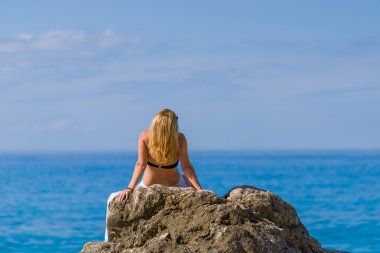 Yunanistan sahilde rahatlatıcı kadınla