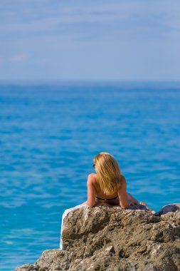 Yunanistan sahilde rahatlatıcı kadınla