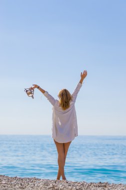 Yunanistan sahilde rahatlatıcı kadınla