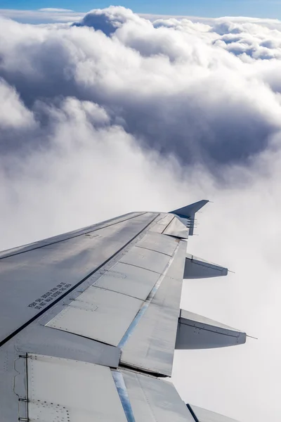 Wing of an airplane above the clouds — Stock Photo, Image