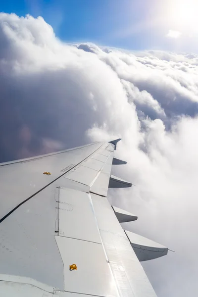 Wing of an airplane above the clouds — Stock Photo, Image