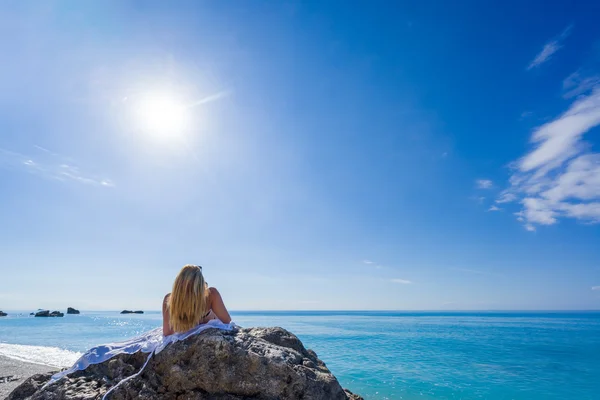 Mulher relaxante na praia na Grécia — Fotografia de Stock