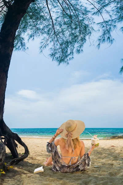 Donna sulla spiaggia in Thailandia — Foto Stock