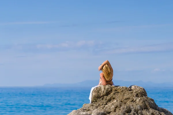 Γυναίκα χαλαρώνοντας στην παραλία στην Ελλάδα — Φωτογραφία Αρχείου