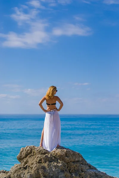 Vrouw ontspannen op het strand in Griekenland — Stockfoto