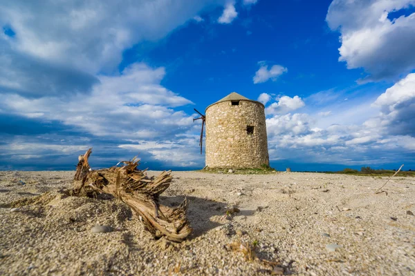 Starý větrný mlýn ai gyra beach, lefkada — Stock fotografie