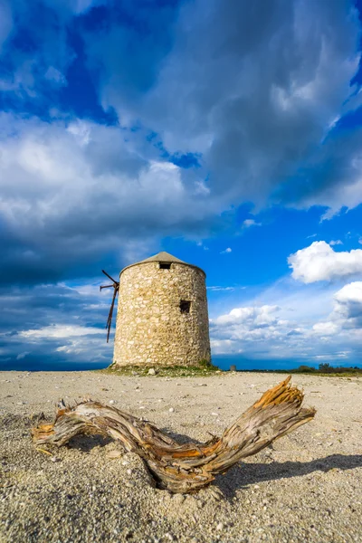 Velho moinho de vento ai Gyra praia, Lefkada — Fotografia de Stock