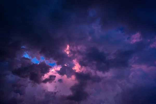 Donkere wolken voor een onweersbui — Stockfoto