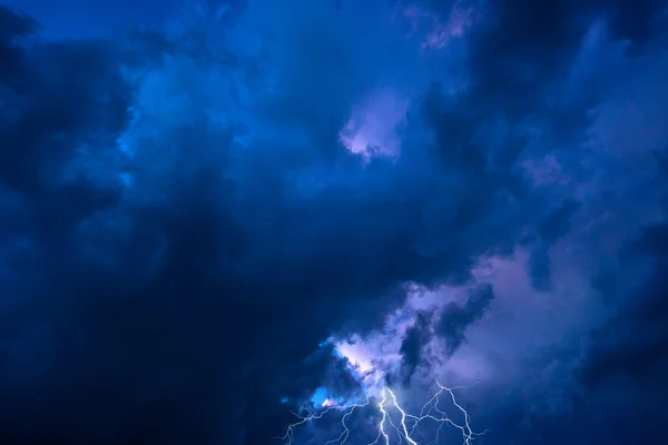 Nubes oscuras ante una tormenta —  Fotos de Stock