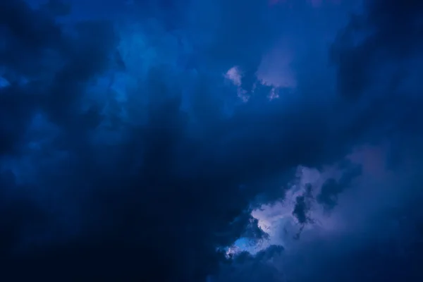 Fondo de nubes oscuras ante una tormenta de truenos — Foto de Stock