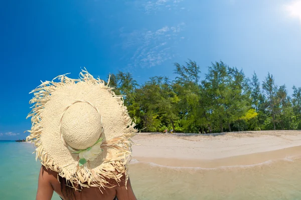 Donna sulla spiaggia in Thailandia — Foto Stock