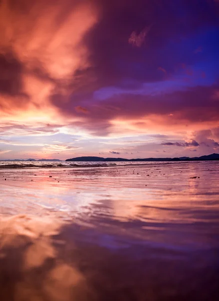Pôr do sol tropical na praia. Ao-Nang. Caranguejo — Fotografia de Stock