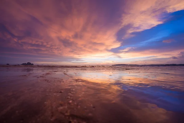 Puesta de sol tropical en la playa. Ao-Nang. Cangrejo —  Fotos de Stock