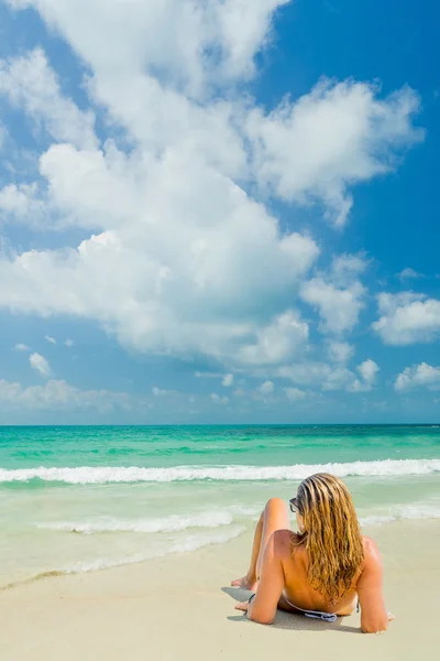 Woman on the beach in Thailand — Stock Photo, Image