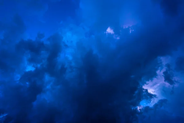 Fondo de nubes oscuras ante una tormenta de truenos — Foto de Stock