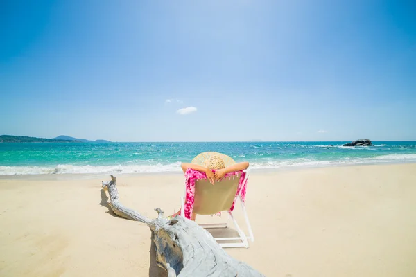 Mujer en una tumbona en la playa —  Fotos de Stock