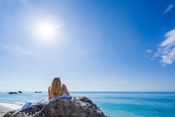 Kvinna som är avkopplande på stranden i Grekland — Stockfoto