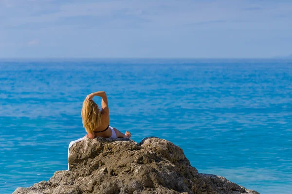 Mulher relaxante na praia na Grécia — Fotografia de Stock