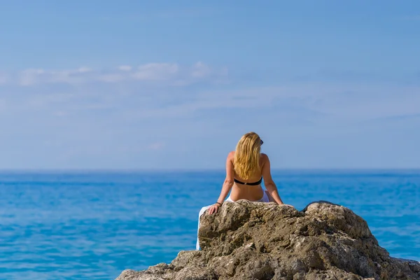 Kvinna som är avkopplande på stranden i Grekland — Stockfoto