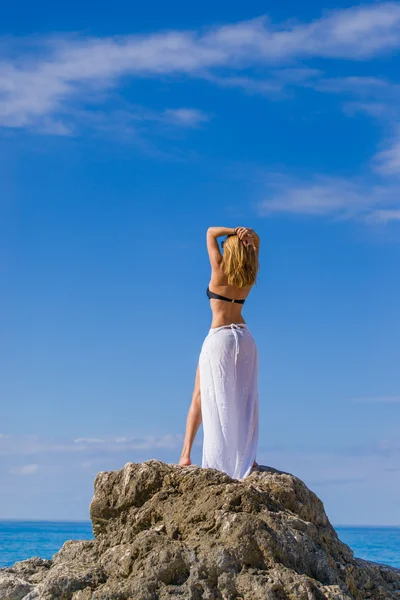 Yunanistan sahilde rahatlatıcı kadınla — Stok fotoğraf