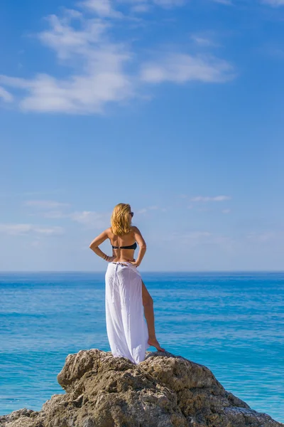 Mujer relajándose en la playa en Grecia — Foto de Stock