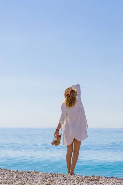 Mujer relajándose en la playa en Grecia — Foto de Stock